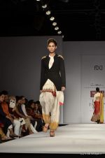Model walk the ramp for Anand Kabra Show at Wills Lifestyle India Fashion Week 2012 day 1 on 6th Oct 2012 (125).JPG